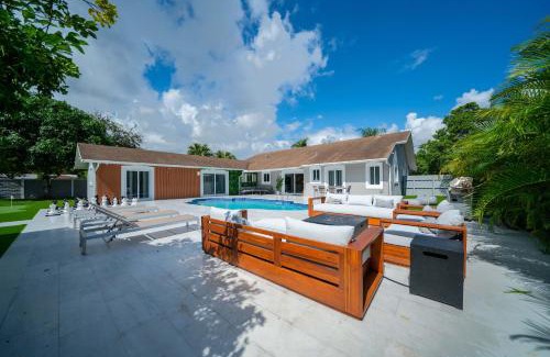Golden Glades House | Luxury Villa Serena Heated Pool 15 min to Beach