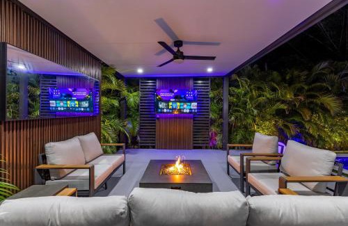 Golden Glades House | Luxury Villa Solara w Heated Pool Hot Tub BBQ