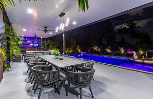 Golden Glades House | Luxury Villa Solara w Heated Pool Hot Tub BBQ