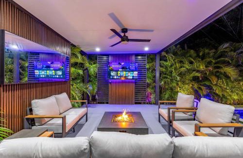 Golden Glades House | Luxury Villa Solara w Heated Pool Hot Tub BBQ