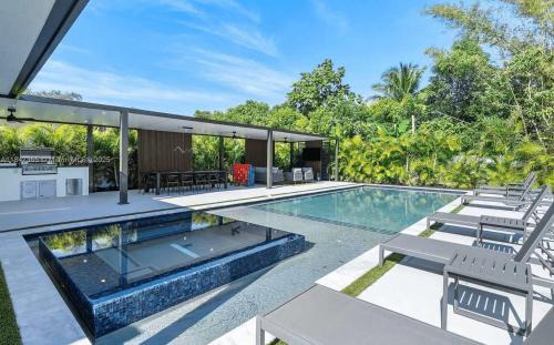 Golden Glades House | Luxury Villa Solara w Heated Pool Hot Tub BBQ