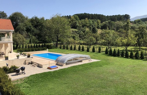 Vulcan Villa | Luxury villa with heated swimming pool in a breathtaking natural environment.