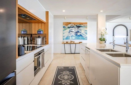 North Avoca House | Luxury Villas Reflections at North Avoca (Walk to the beach)