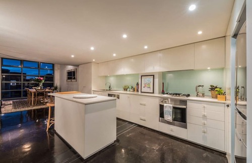 Abbotsford Apartment | Luxury warehouse apartment close to CBD