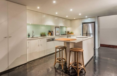 Abbotsford Apartment | Luxury warehouse apartment close to CBD