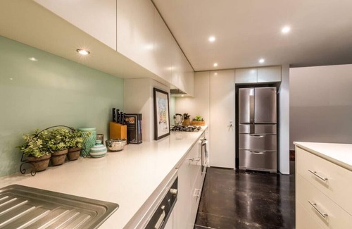 Abbotsford Apartment | Luxury warehouse apartment close to CBD