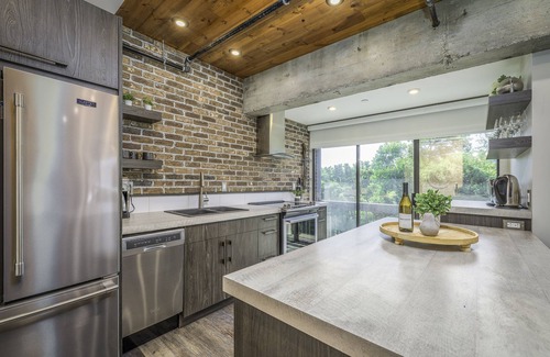 Kelowna Central Business District Condo | Luxury Waterfront 2 Bedroom Downtown Kelowna Condo with huge balcony