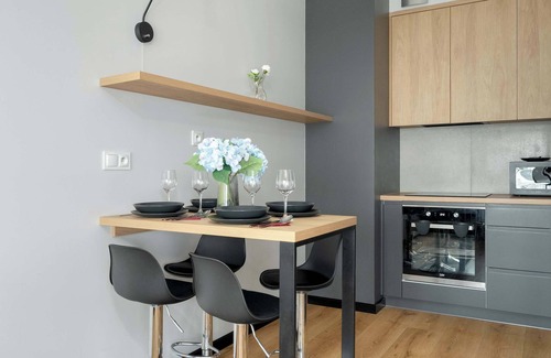 Nowe Miasto Apartment | Lwowska 2 Modern Apartment Desk