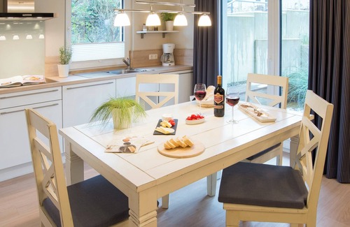 Murwik Apartment | Möwennest - parking space, terrace, washing machine, beach chair, garden furniture, shower