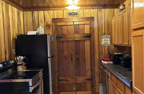 Logan Cabin | M'Hollow a cozy 2-bedroom cabin in serene Logan with AC, WiFi