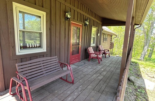Logan Cabin | M'Hollow a cozy 2-bedroom cabin in serene Logan with AC, WiFi