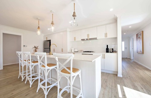 Dubbo House | Macintyre - Contemporary Charm, Sleeps 8