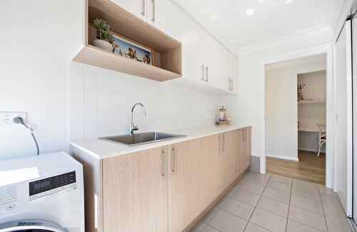 Dubbo House | Macintyre - Contemporary Charm, Sleeps 8