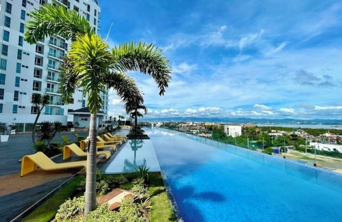 Lapu-Lapu Resort | Mactan Newtown Beachfront Condo