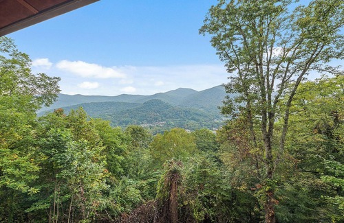 Valley Creek Run Cabin | MAGGIE FAVORITE 3/3 FAMILY LOG CABIN with GREAT VIEWS, LARGE GAME ROOM & HOT TUB
