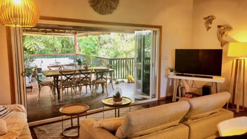 Horseshoe Bay House | Magnetic Mango Escape