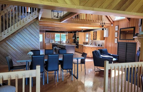 Stratford Ski Chalet | Magnifique Chalet sur le Lac, Terrain Boisé et Ruisseau, spa et Salle de jeu