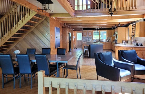 Stratford Ski Chalet | Magnifique Chalet sur le Lac, Terrain Boisé et Ruisseau, spa et Salle de jeu