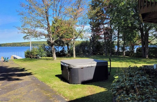 Stratford Ski Chalet | Magnifique Chalet sur le Lac, Terrain Boisé et Ruisseau, spa et Salle de jeu