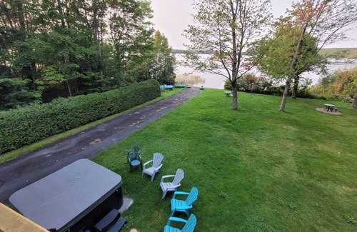 Stratford Ski Chalet | Magnifique Chalet sur le Lac, Terrain Boisé et Ruisseau, spa et Salle de jeu