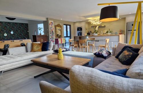 Ouistreham Villa | MAGNIFIQUE VILLA LUXE COSY POPPIES HOLIDAY - Noël à la Mer, Flipper, Baby-foot, SPA, Jardin Illuminé, Plage Riva Bella à 300m, Magie de Noël, Tout Confort, Idéale Familles, Groupes & EVG EVJF, Proche Cabourg, Week-end & Courts Séjours !