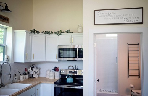 Redlick House | Magnolia Farmhouse - enjoy fresh air and Wi-Fi!