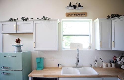 Redlick House | Magnolia Farmhouse - enjoy fresh air and Wi-Fi!