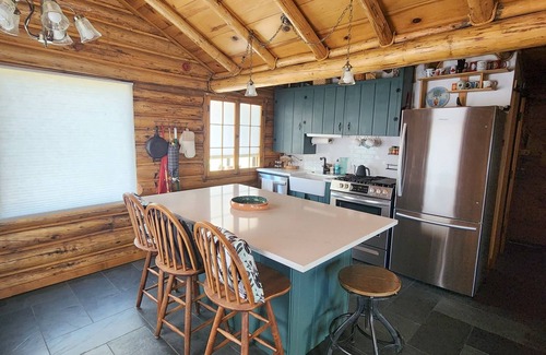 Bailey Cabin | Magpie Perchn3-bedroom cabin with mountain views in Bailey, Colorado