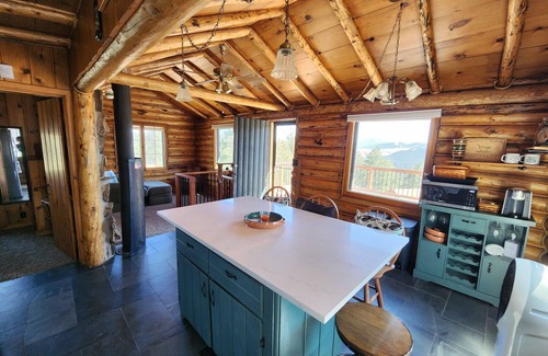 Bailey Cabin | Magpie Perchn3-bedroom cabin with mountain views in Bailey, Colorado