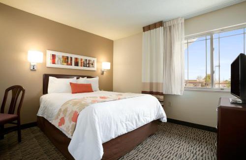 Auburn Hills Hotel | MainStay Suites Detroit Auburn Hills