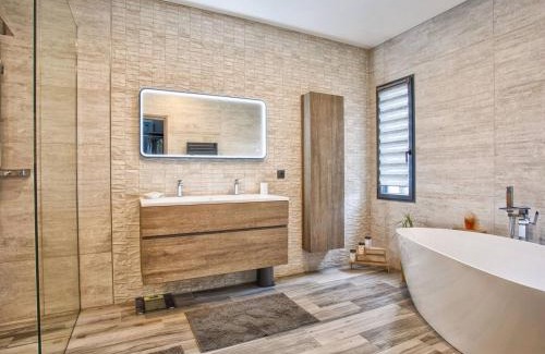 Ranville House | Maison élégante avec jacuzzi, confort moderne et histoire à Ranville - FR-1-788-44