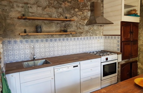 Chandolas House | Maison ardéchoise en pierre avec piscine privée, jardin, et vue sur les Cévènnes