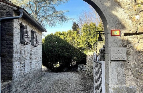 Chandolas House | Maison ardéchoise en pierre avec piscine privée, jardin, et vue sur les Cévènnes