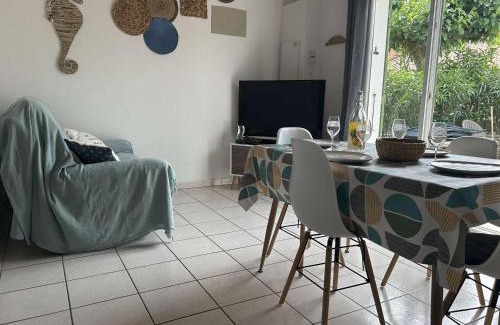 Saint-Pierre-la-Mer House | Maison climatisée avec 2 pièces et mezzanine, 5 couchages, parking, St Pierre la Mer - FR-1-229D-159