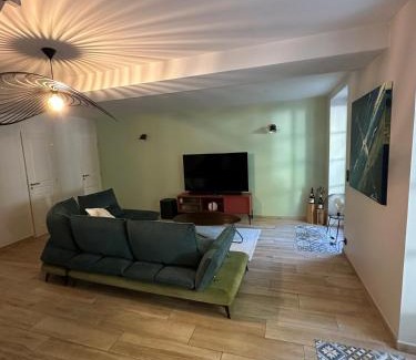 Auxerre Villa | Maison de charme Centre-Ville - WIFI Netflix - Terrasse - 2 cours extérieures