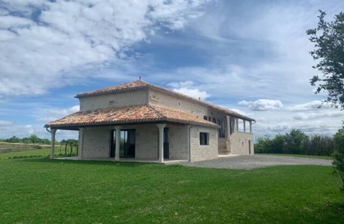 Pern House | Maison en Pierre Situé au Milieu des Champs de blé