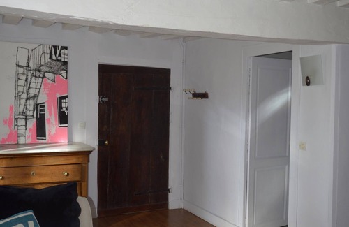 Saint-Jean-le-Blanc House | Maison l'Amérique welcome you to one of their rooms, Dogs are also welcomed