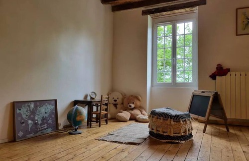 Dompierre-sur-Nievre House | Maison Spacieuse Avec Piscine, Idéale Pour les Vacances