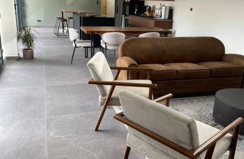 Brive-la-Gaillarde Villa | Maison type loft, spacieuse et atypique