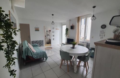Anneyron Apartment | Maisonnette abj