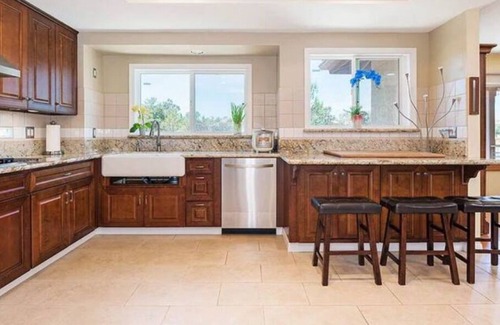 Poway House | Majestic 5BR Villa with Guesthouse, Pool & Spa