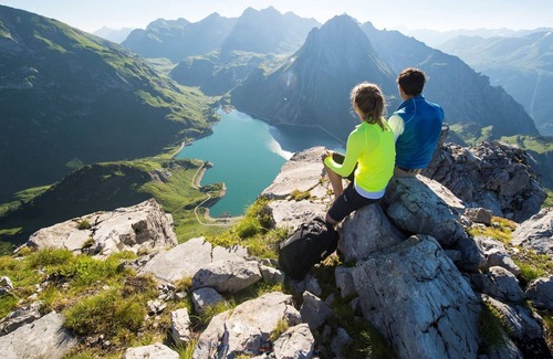Klosterle Apartment | Majestic apartment in Klösterle with sauna on the Arlberg Met Terras