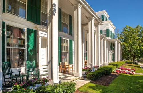 Manchester Apartment | Majestic Equinox | King Room + Mountain View