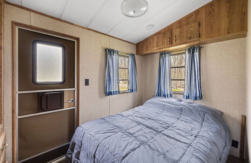 Russell Cabin | Mallard PM B-17 Summa
