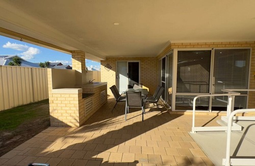 Dudley Park House | Mandurah Four Bedroom Guesthouse