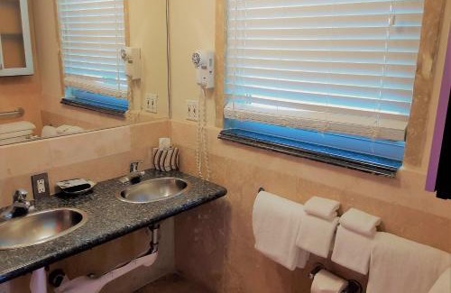 East Fort Lauderdale Hotel | Manhattan Tower Apartment Hotel