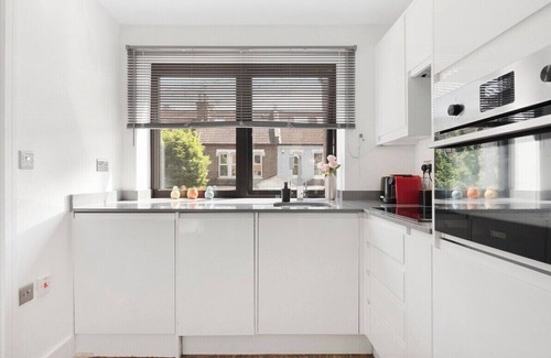 Harringay Apartment | Manor House Studio by MoreThanStays | Courtyard