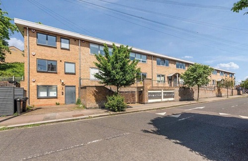 Harringay Apartment | Manor House Studio by MoreThanStays | Courtyard