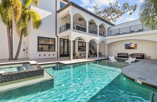 Sunset Park Villa | *MANSION* 10 Bdrm-14 Bath-Pool-Spa-Gym-Arcade-S. Tampa