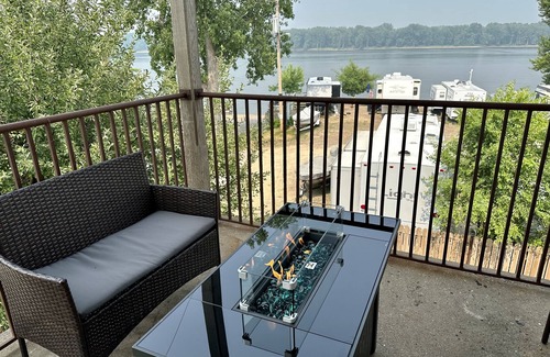 Bellevue House | Mansion on the Mississippi River - Hot Tub - Beach - 7 Bedrooms